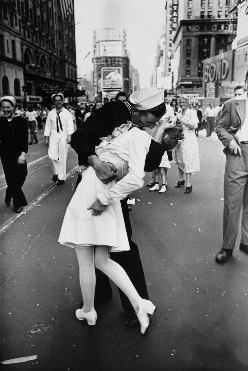 Знаменитое фото «Поцелуй на Таймс-Сквер». Автор Альфред Эйзенштадт. 14 августа 1945. Источник фото: https://5sec.info