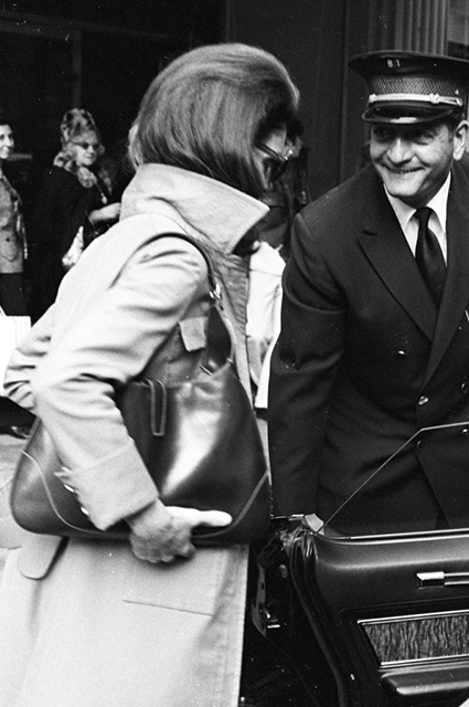 Жаклин Кеннеди с сумкой Jackie 1961