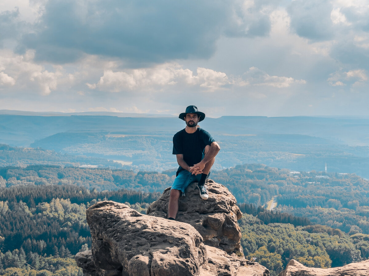 Эта фотка здесь просто так. Статье нужна обложка, а этот снимок мне нравится. Этого достаточно, чтобы кртинка поселилась тут.