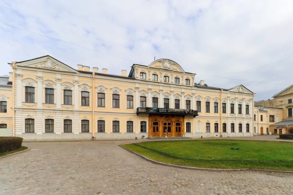 Здание известно также как Фонтанный дом