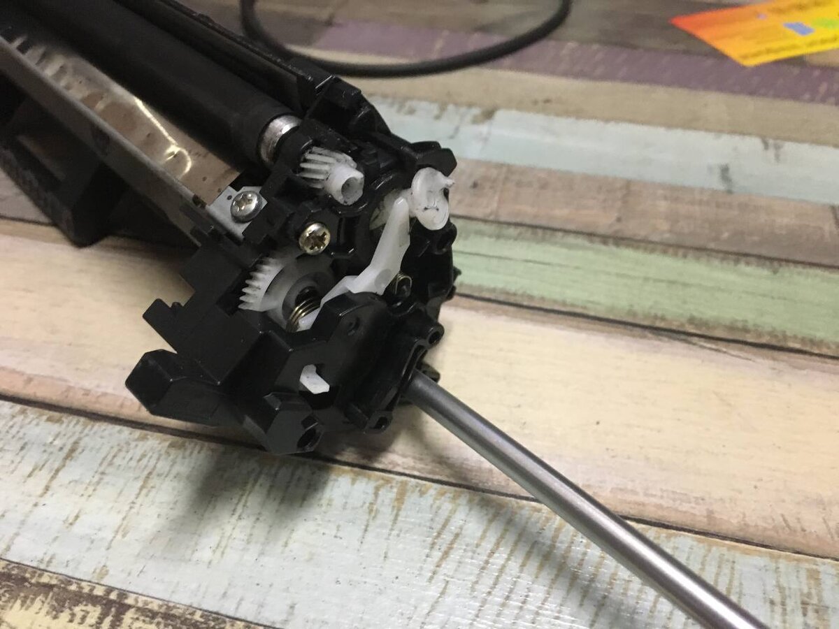 выкручиваем винт крышки с шестеренками