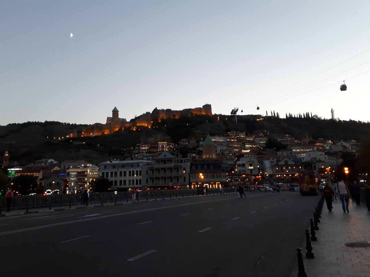 Тбилиси вечером. Наверху подсвечивается район серных бань. Наверх можно подняться на фуникулере 