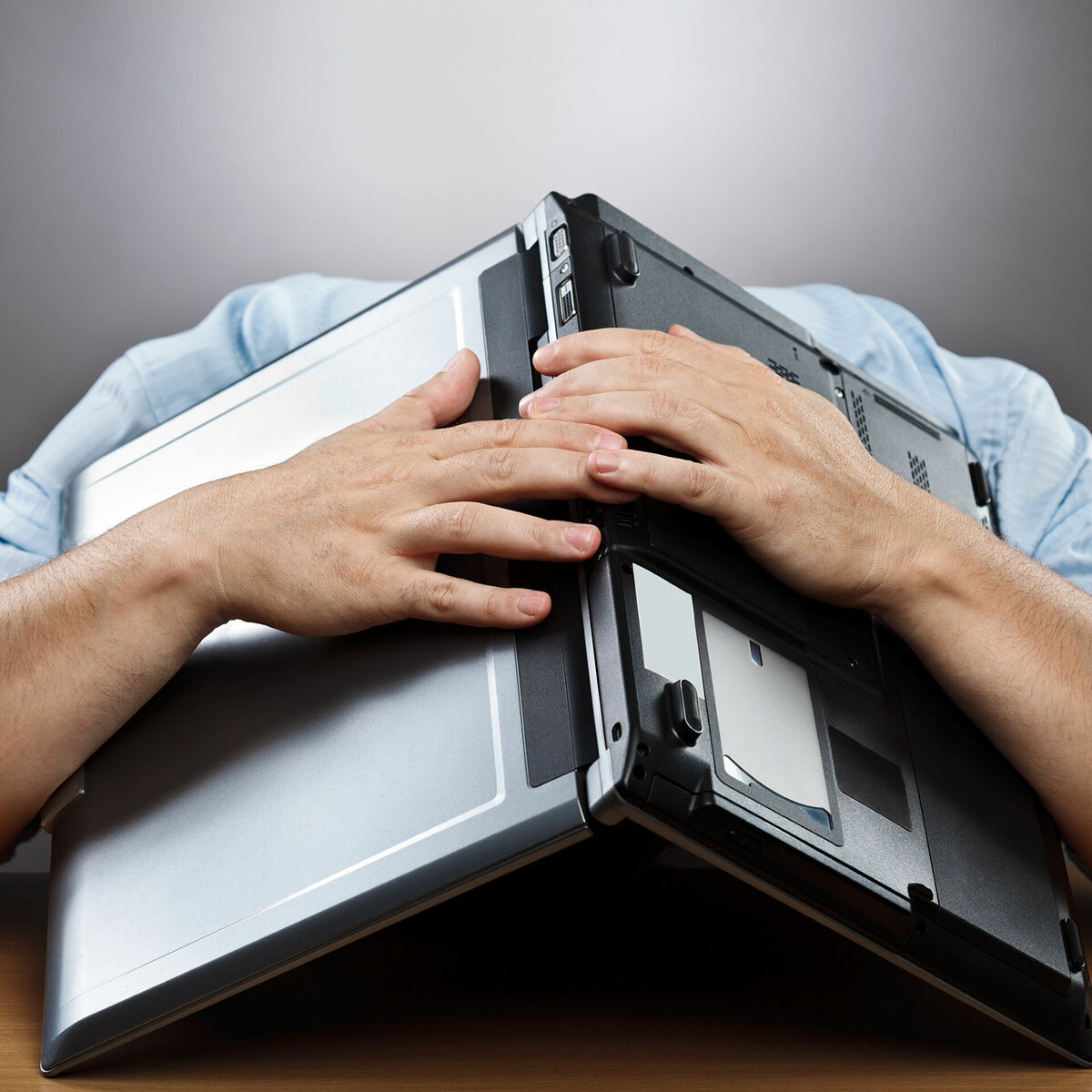 Классы на группы не делятся, но при этом в электронном дневнике приходится заполнять занятия, как за две группы. Источник: uz.sputniknews.ru