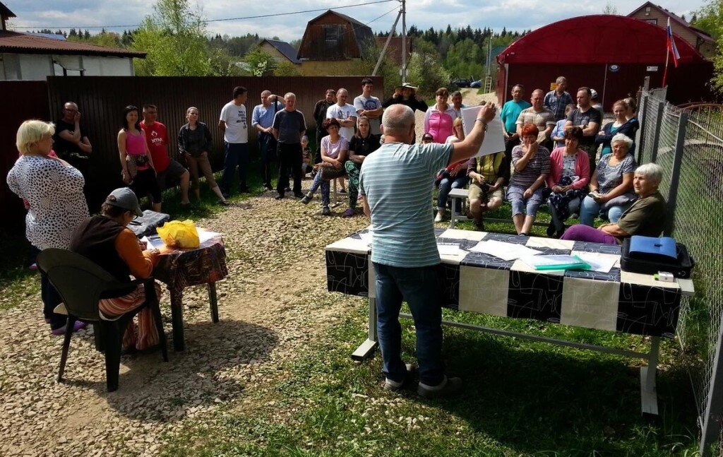 Председатель в СНТ - унылое явление, с какой стороны ни посмотри. Если он ведет себя по совести, об него вытирают ноги негодяи и презирают остальные.  А если наоборот - то его презирают остальные, но вытирают ноги негодяи. Держитесь от этой роли подальше, но если уже связались по недомыслию, глупости или вере в людей, то держитесь!