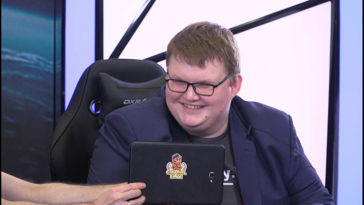 Капитан российско-украинской киберкоманды Natus Vincere Кирилл Boombl4 Михайлов ответил пользователям, которые призвали его расторгнуть помолвку с его девушкой Ликой. Хейтеры просили Бумыча одуматься, слили в Сеть порнографические видео якобы с его невестой и утверждали, что она его просто использует.В ответ на оскорбления Михайлов опубликовал у себя в Instagram фото с турнира PGL Major Stockholm, победа на котором принесла команде миллион долларов. Во время награждения Boombl4 как раз сделал Лике предложение.«Мечта, борьба, радость, триумф и момент Х Лики. Настоящие близкие всегда со мной, а жалкие гиены которые смеются. Смейтесь — ведь это все, что вы умеете в этой жизни», — написал киберспортсмен. 
Лика тоже не оставила происходящее в Сети без внимания и написала гневный пост у себя в Instagram.

«Сегодня я проснулась и [офигела]. Я даже не сразу поняла, что происходит. <…> Официально заявляю, что ко всему этому бреду, что написали про меня в интернете, я отношения не имею. Все обвинения — это наглая клевета», — подчеркнула она.

«Жалкие гиены, смейтесь». Российский киберспортсмен-чемпион ответил на травлю своей невесты | Изображение 1Источник фото: Instagram
По словам девушки, ей известно, кто может стоять за кампанией против нее. Лика напомнила, что последние семь лет осваивала профессию врача, чтобы спасать жизни людей. Таким образом, невеста Михайлова дала понять, что утверждения о том, что она якобы снималась в порно и работала в эскорте, не соответствуют действительности.

«И я готова все доказать в суде!» — добавила она.

Лика обратила внимание, что выбрала Boombl4 спутником жизни и ни разу об этом не пожалела.

«Мой единственный и неповторимый навсегда. Мы все еще отмечаем победу! Поэтому извините, что чуть пропали. Сейчас нам ни до кого и ни до чего, кроме друг друга», — заключила она.

Комментарии к своим записям Лика закрыла, поэтому ее хейтеры не смогли поделиться с ней своим видением их семейного счастья. Но, судя по обсуждениям к посту Михайлова, его доводы их не убедили.

«Она тебя использует! Одумайся!!! Ты лучший капитан! Помни, мы с тобой», «Вроде не глупый, а поступает очень тупо», «Все. Закончился чел», — написали Бумычу его подписчики.

В октябре пара уже расставалась. Об этом оба публично сообщили в соцсетях. Лика тогда заявила, что они остались друзьями. Но все резко изменилось после победы PGL Major Stockholm. Именно из-за этого пользователи считают, что Лика ведет себя корыстно.