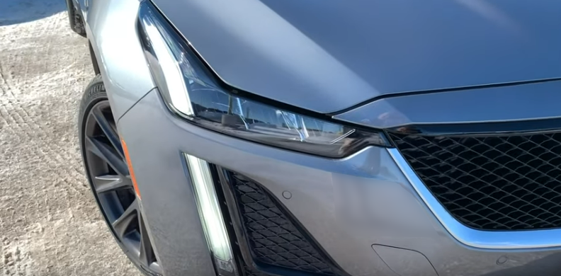 Дизайн правой фары, видно как горят диодные огни.