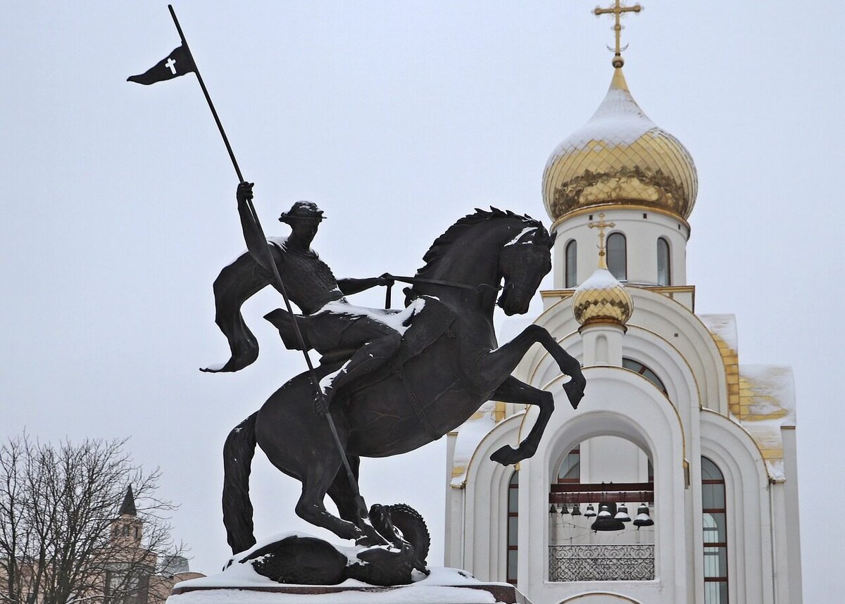 Святого георгия в петербурге. Памятник Георгию Победоносцу в Иваново. Ярославский вокзал памятник Георгию Победоносцу.