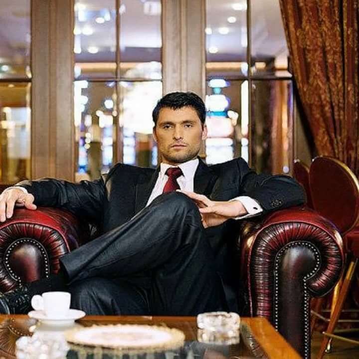 Проблема богатых мужчин. Мужчина в кресле. Солидный мужчина за столом. Роскошь мужчина. Богатый.