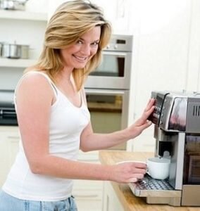 Капсульная кофеварка — идеальный вариант для тех, кто хочет наслаждаться ароматным кофе, но при этом не тратить много времени на последующую очистку техники.