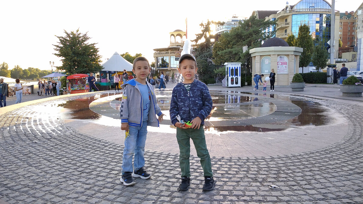 Для 6-летних мальчишек, привыкших к деревенской свободе, Большой Город со всеми его чудесами хорош в качестве приятного разнообразия, но не постоянной среды обитания. 