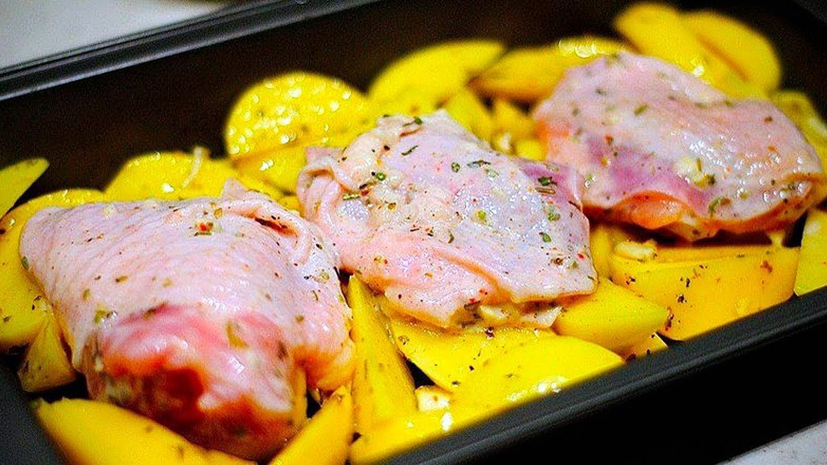 Запекать в духовке курицу в кефире. Бедрышки куриные в духовке с картошкой. Куриные бёдрышки с картошкой в духовке. Бедро курицы с картошкой в духовке. Запечённые куриные бёдра с картофелем.