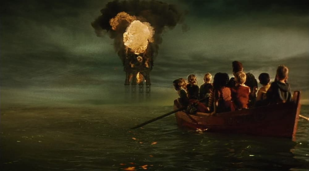 Кадр из фильма La cité des enfants perdus. Режиссеры: Марк Каро, Жан-Пьер Жёне. Оператор: Дариус Хонджи. Производство: Centre National de la Cinématographie (CNC), Club d'Investissement Média, Cofimage 4, Cofimage 5, Constellation, Elías Querejeta Producciones Cinematográficas S.L., Fonds Eurimages du Conseil de l'Europe, France 3 Cinéma, Le Studio Canal+, Lumière Pictures, Procirep, Programme MEDIA de la Communauté Européenne, Studio Image Canal, Tele-München (TMG) 