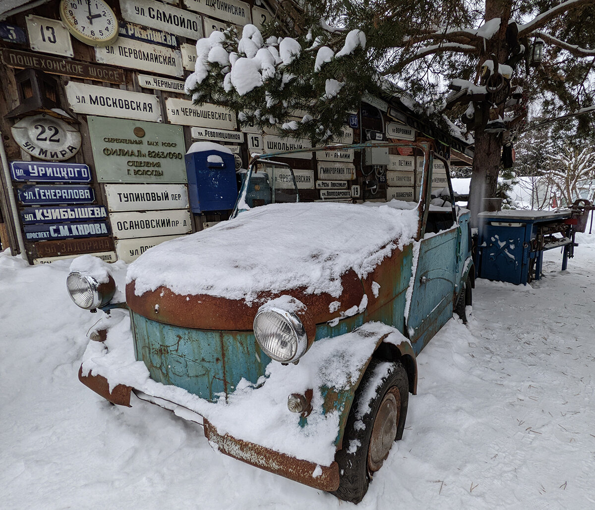 мотоколяска СМЗ С-3А "моргуновка" возле табличек с указанием улиц Вологды