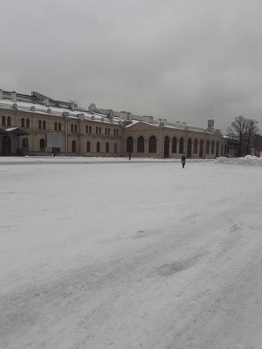 Здание ТЦ "Варшавский экспресс"-бывшее здание Варшавского вокзала.