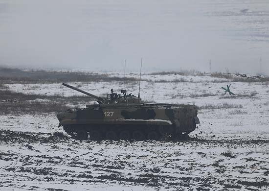 Мотострелки на боевых машинах пехоты БМП-3 преодолевают трассу со специальными препятствиями – «змейка», «косогор», «колейный мост», «противотанковый ров»