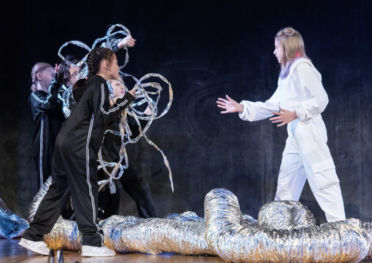 Сцена из спектакля "Дикий робот" по книге Питера Брауна