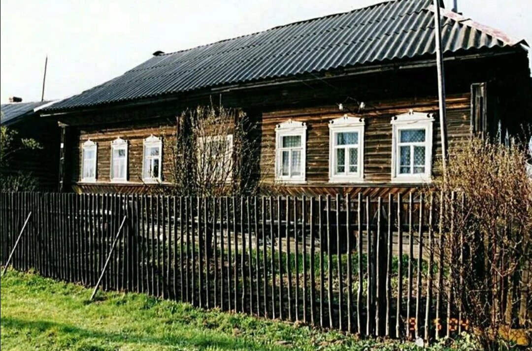 половина дома. двухквартирный деревянный дом. старые дома на 2 хозяина. дом разделенный на две части. деревенский дом на две семьи.