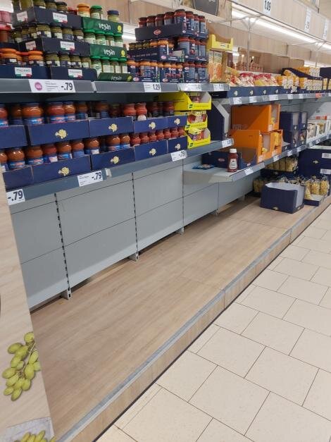 Полка дешевых макарон неделю назад