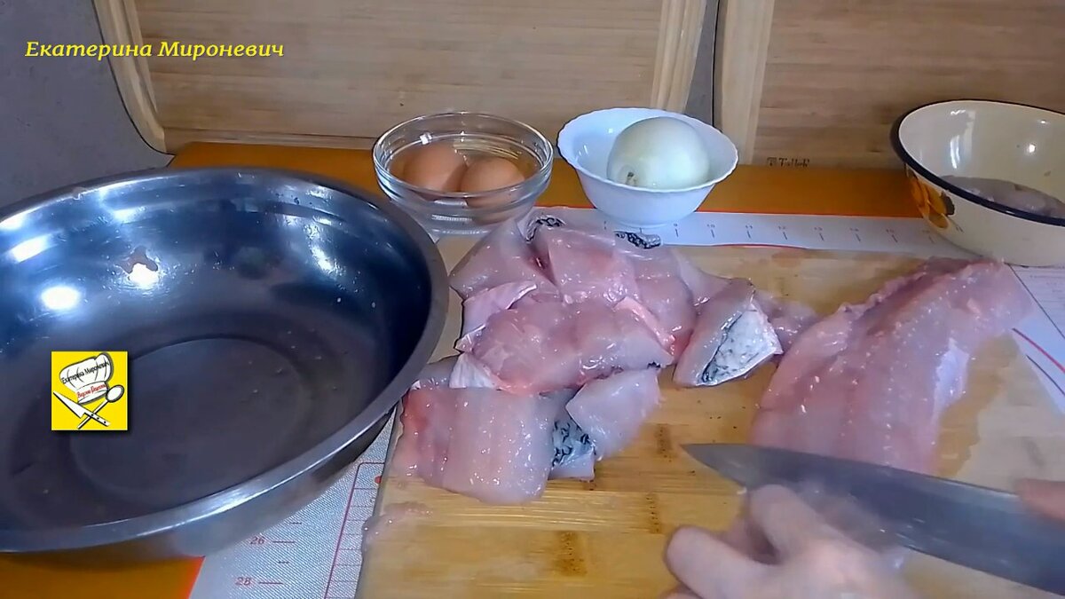 Нарезаю филе  достаточно крупными кусками.