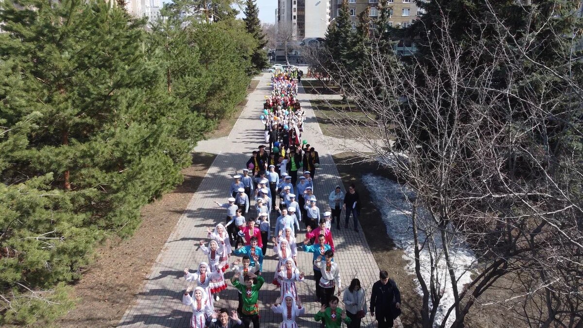 14 апреля, в ГКЗ «Башкортостан», в преддверии Дня национального костюма, состоялся грандиозный, масштабный флешмоб-парад на площади ГКЗ «Башкортостан» с участниками Открытого Республиканского фестиваля-конкурса детской народной хореографии «Узоры дружбы» («Дуҫлыҡ иле биҙәктәре»).
