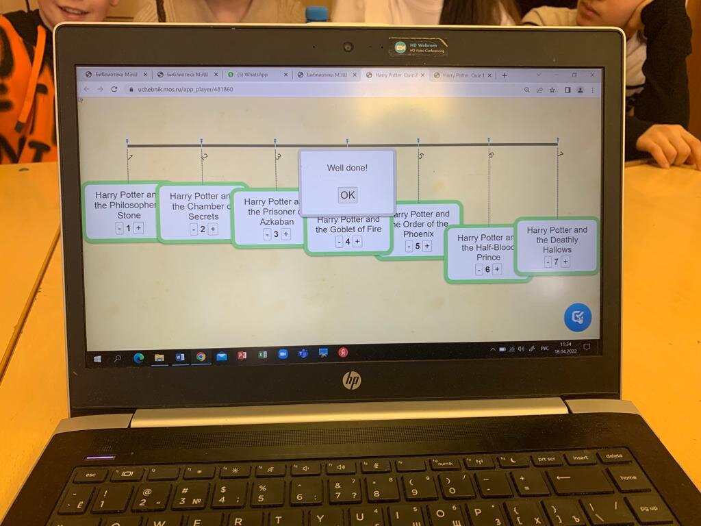 💥Уроки по произведениям Роулинг воспринимаются обучающимися с интересом. Несмотря на споры взрослых литературоведов, дети любят героев Роулинг, и преподаватели не могут игнорировать интересы своих учеников. Задача учителя литературы – воспитывать интерес именно к книге, а не фильму, формировать внимательного и думающего читателя. Поэтому и форма метапредметного урока (французский, английский языки и литература) по книгам о юном волшебнике даёт возможность и проверить знание текста, и организовать коллективную интересную работу, и оптимально выбрать материал для обсуждения. В центре урока – образ удивительного мальчика, который учится жить и бороться со злом.