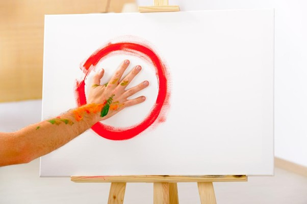 Арт-терапия подходит для решения проблем и исследования своего внутреннего мира — это универсальное средство 