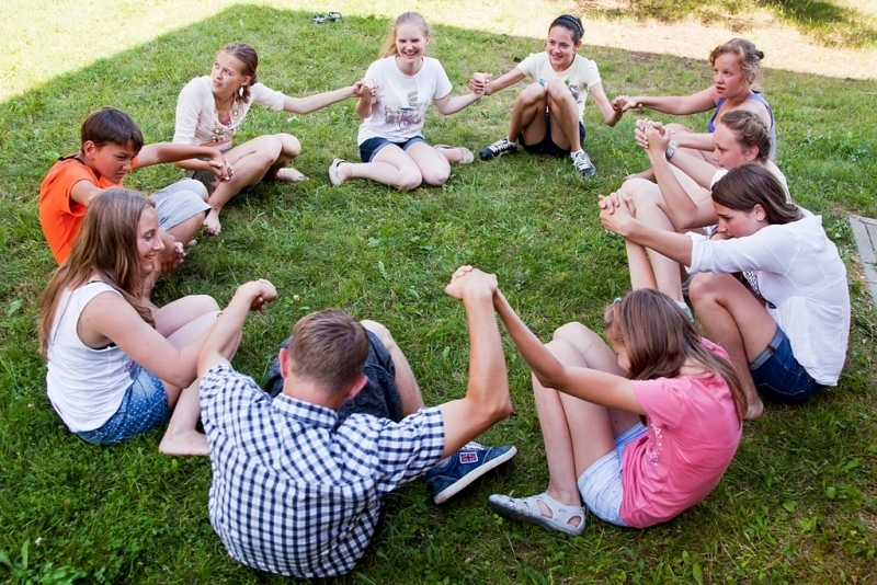 Социальные игры подростков. Дети в кругу в лагере. Детский лагерь. Детский коллектив в лагере. Сплочение детей в лагере.