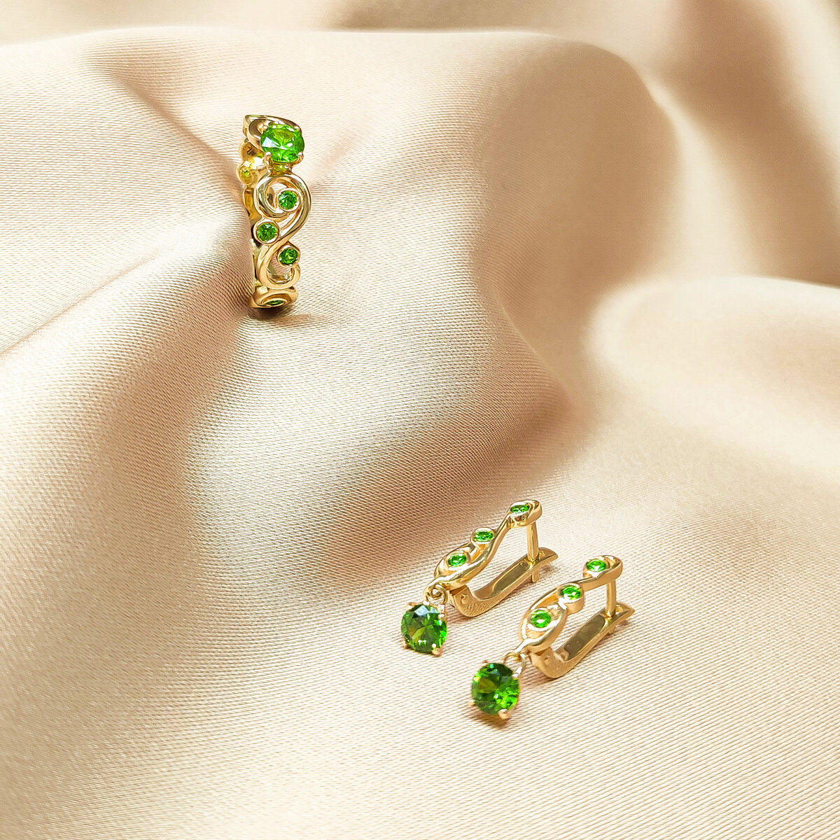 Комплект с природным демантоидом: серьги - 42500 руб., кольцо - 27300 руб.