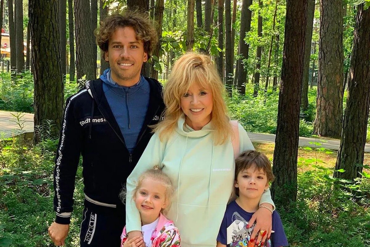 Алла Пугачева и Максим Галкин с детьми (источник фото: pitaniemalysha.ru)