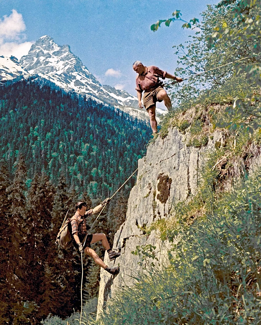 Альпинисты во время восхождения в горах Кавказа (1959 год)