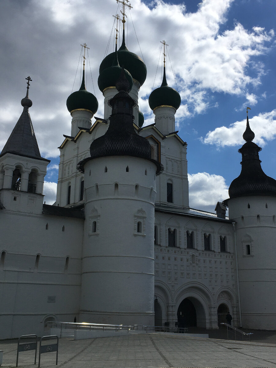 Центральные ворота Ростовского кремля с надвратным храмом Иоанна Богослова