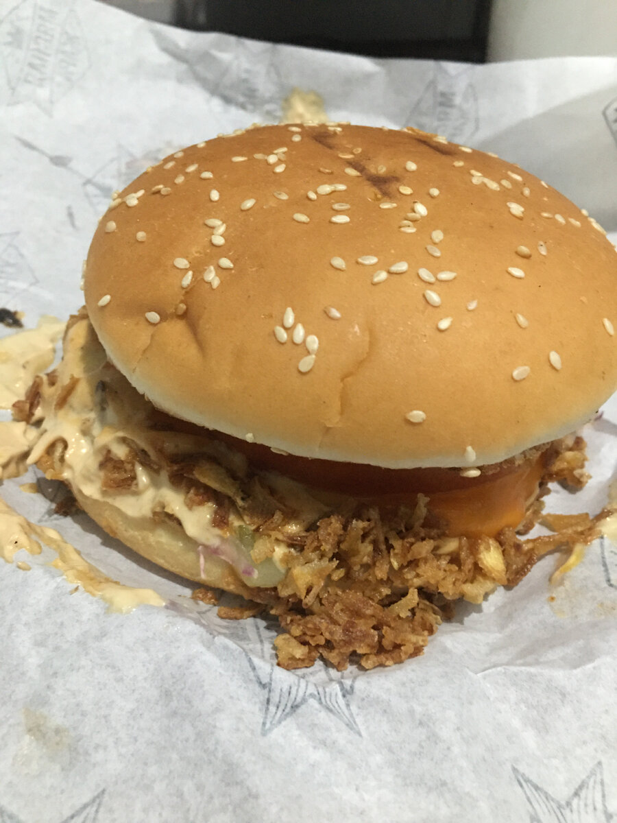 Многие употребляют этот всеми любимый фастфуд. Большое количество людей делится за или против фастфуда. 50/50. Но могу вас уверить что бургер 🍔 приготовленный правильно совсем не вредит вашему здоровью, но злоупотреблять тоже не стоит. Кушая его 1-2 раза в месяц, не чего вам не будет. Но он должен приготовлен из свежей булочки, натурального мяса  (можно на пору) кто как любит. Главное чтобы котлета не была из заморозке. И конечно же майонез и кетчуп. При больших количествах и плохого качества он вредит здоровью. Лучше использовать свой приготовленный майонез и кетчуп. Ну конечно же это делают только в хороших ресторанах, честно сам не пробовал;) будьте здоровыми и стройными;) приятного аппетита 😋 только в меру друзья мои;) 👋 подпишись на нас  ✍🏻 .