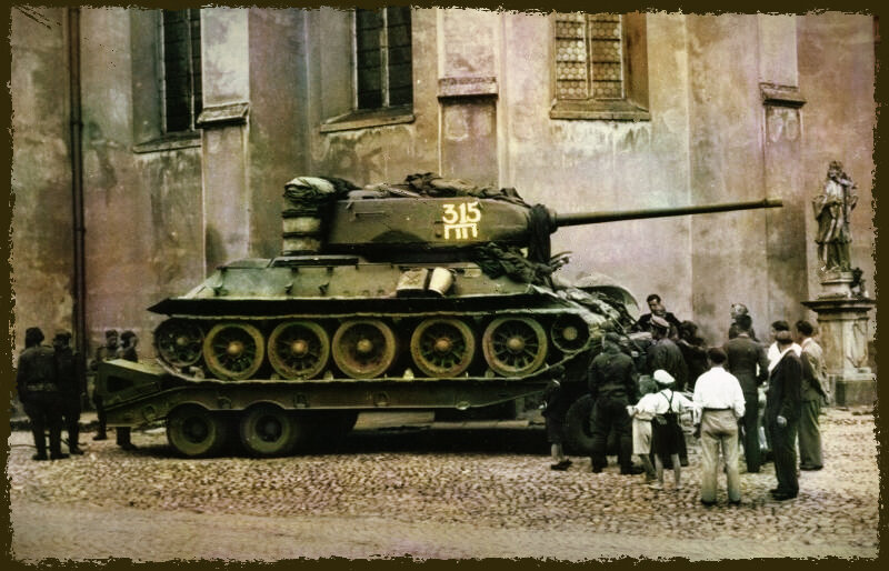 Танк Т-34-85 советской 62-й гвардейской танковой бригады, погруженный на тягач Rogers. Место съемки: Тржебонь, Чехословакия Время съемки: май 1945 г. 