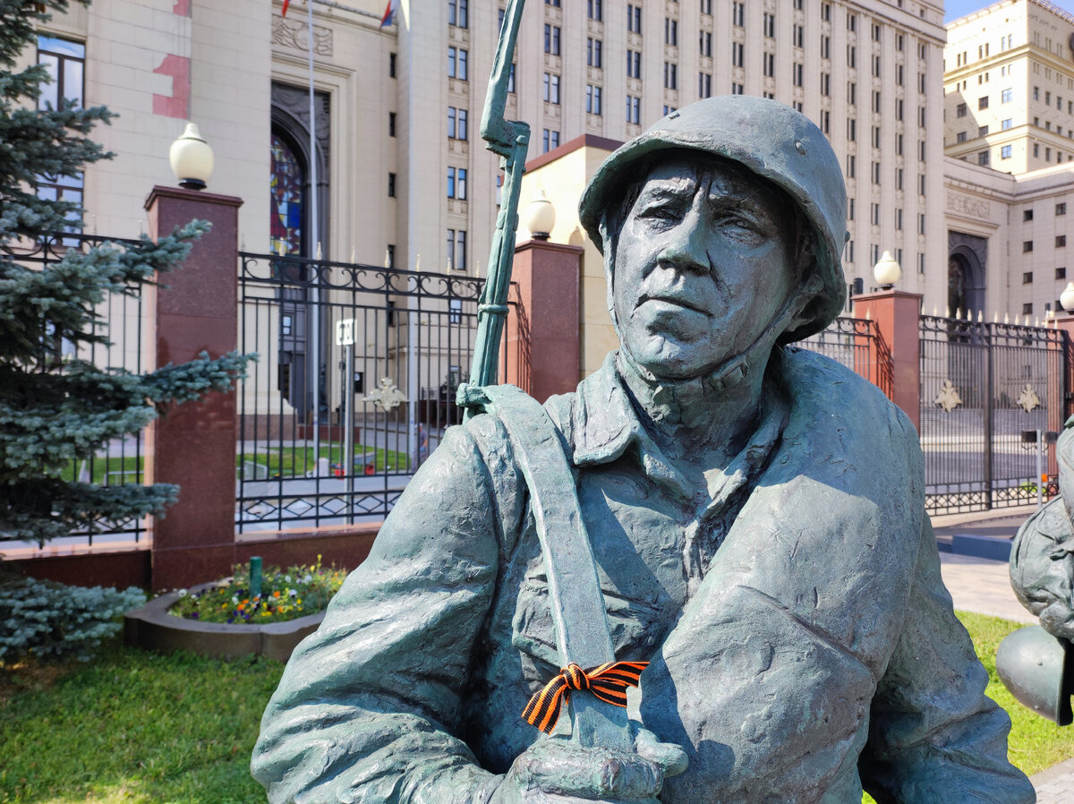 памятник они сражались за родину в москве