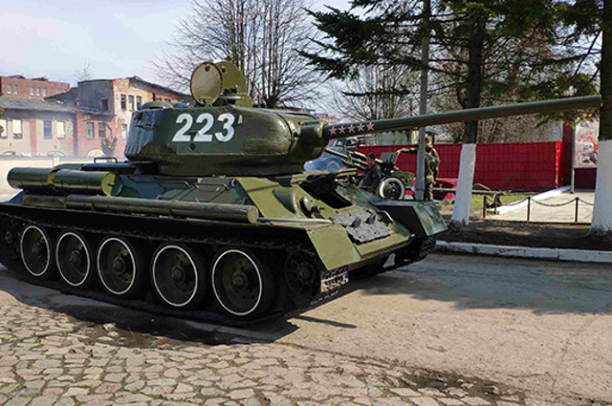    Ленинградская область может временно принять танк-памятник Т-34 из Нарвы
