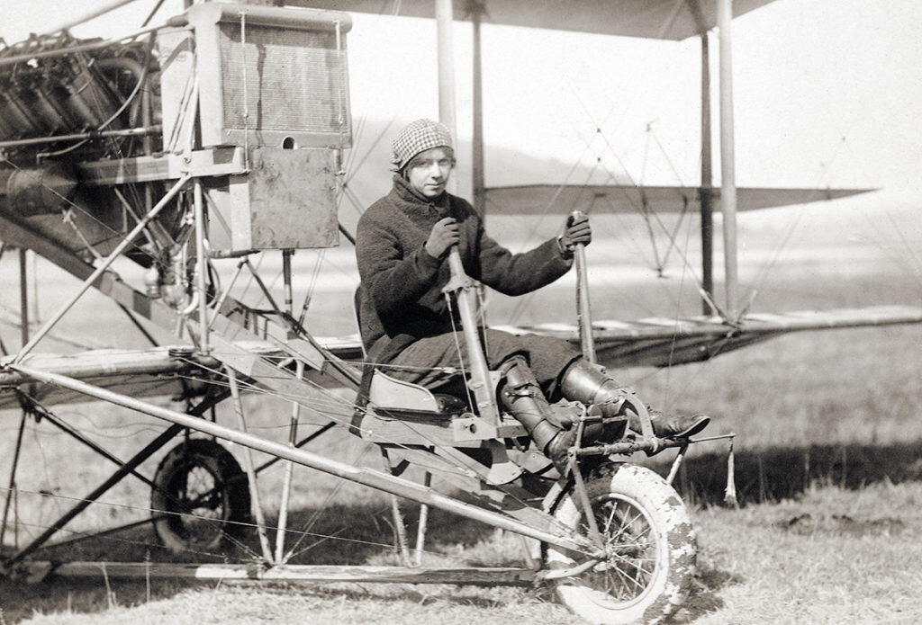 Рут Бэнкрофт Ло держит штурвал Curtiss примерно в 1912 году