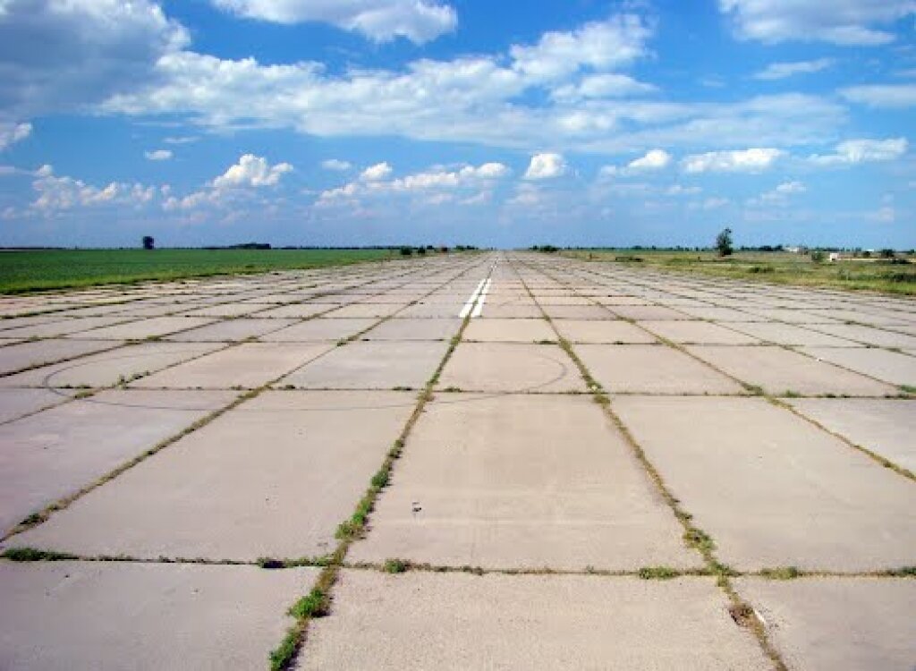 военный аэродром лебяжье. аэродром хороль приморский край. аэродрома мы убежим. старая взлетная полоса. разметка военного аэродрома.