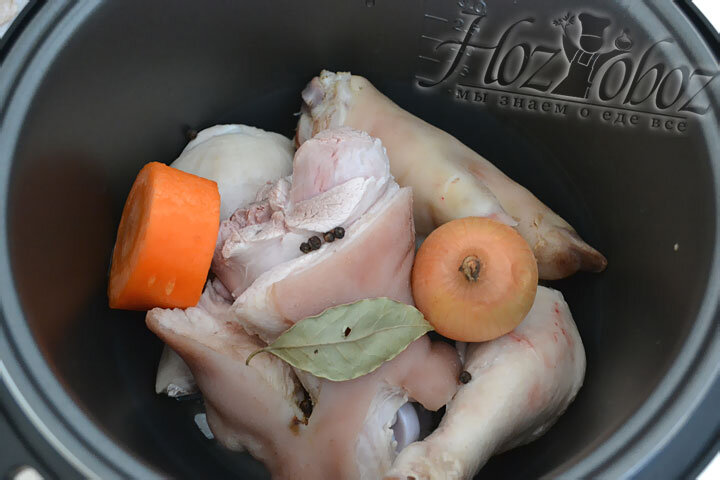 На дно мультиварки кладем продукты с костями, на них раскладываем мясо, а также головку репчатого лука, лавровый лист, перец горошком и морковь