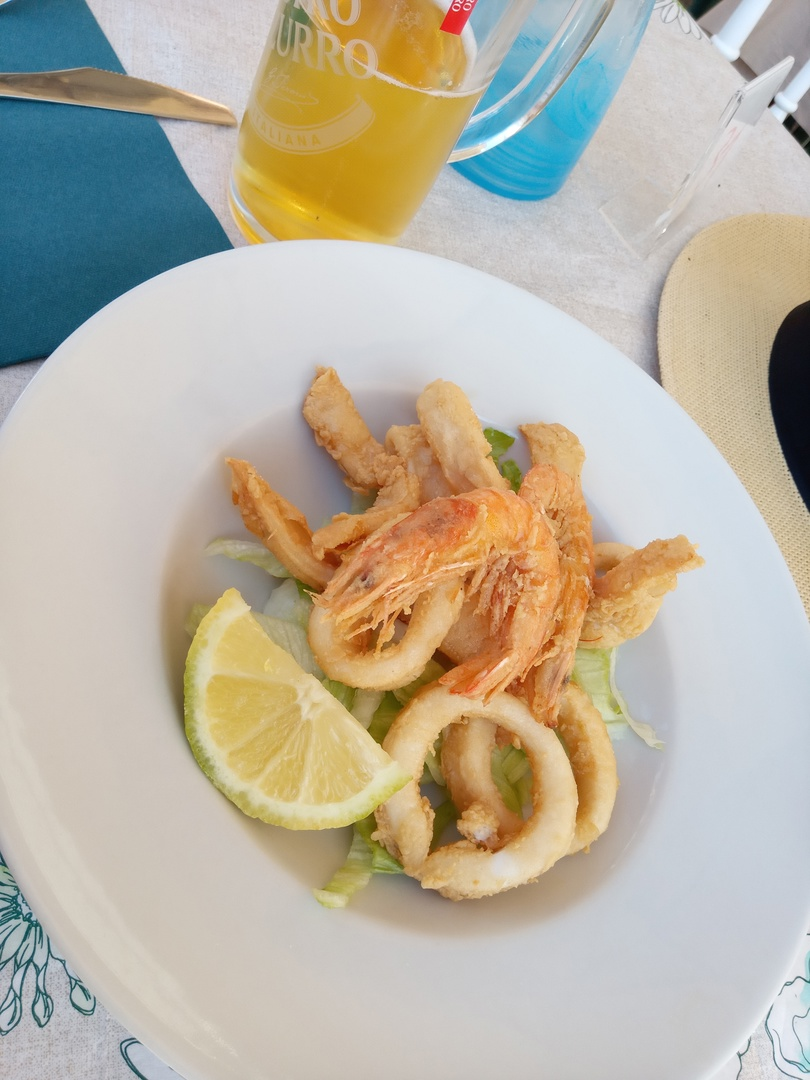 Да, морепродукты в тот день были очень вкусными, но в ассорти не было анчоусов - нас об этом честно предупредили. Мне вполне по душе креветки и кальмары, а вот Инна хотела именно анчоусов. Фото как есть - БЕЗ анчоусов