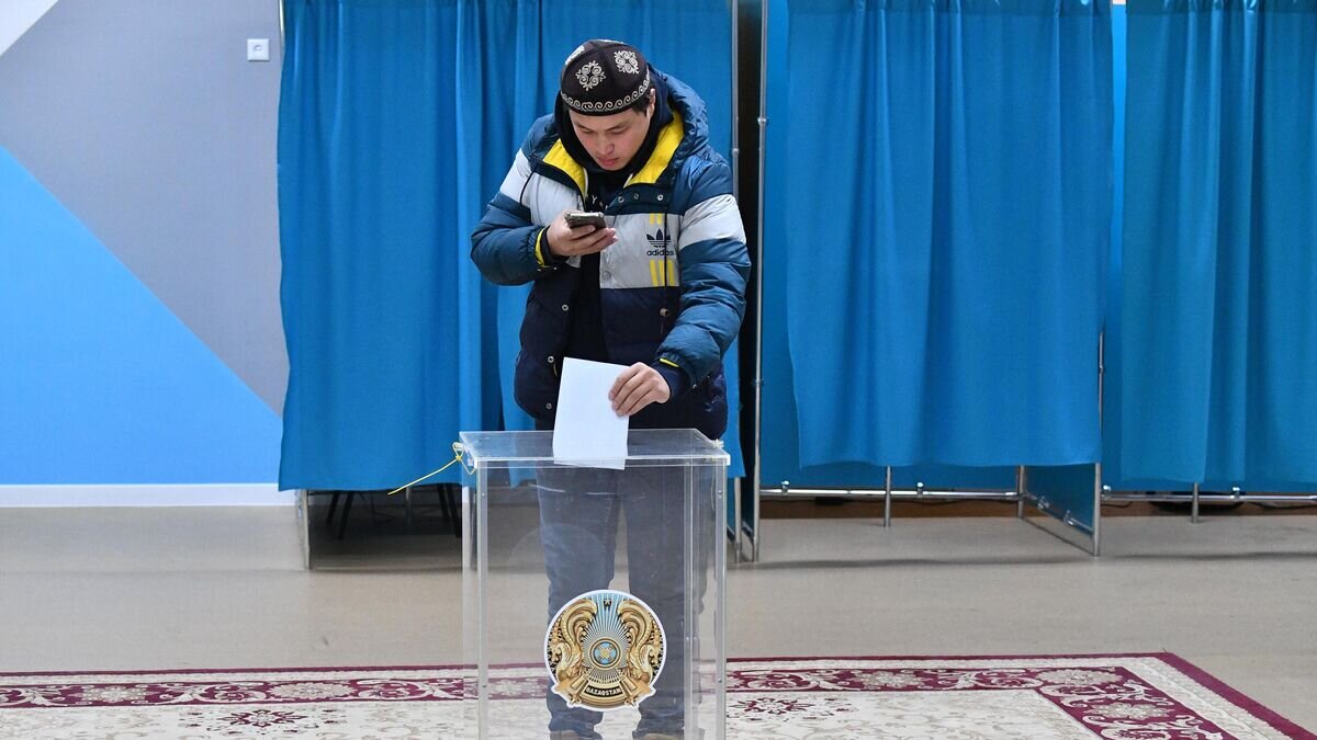    Мужчина голосует на одном из избирательных участков в Астане на внеочередных выборах президента Казахстана© РИА Новости / Максим Блинов
