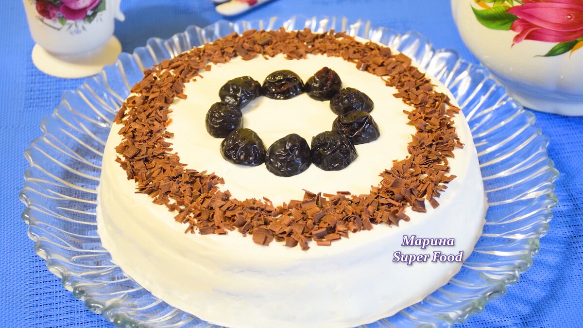 Бисквитный торт с клубникой и сметанным кремом: рецепт - Лайфхакер