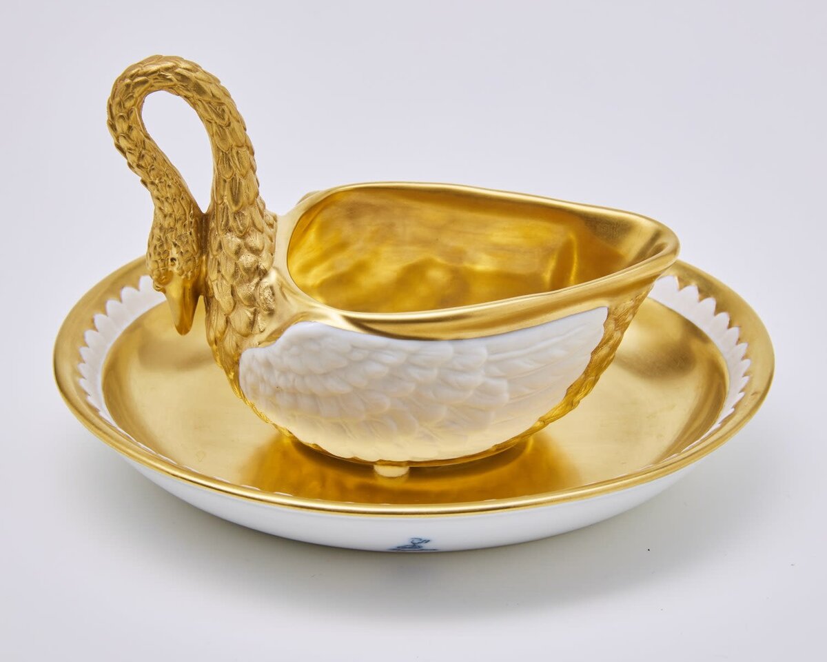 Чашка с блюдцем "Лебедь". Модель была создана для Жозефины. Мануфактура Carl Thieme. Германия 1876-1904 г. u.bidspirit.com