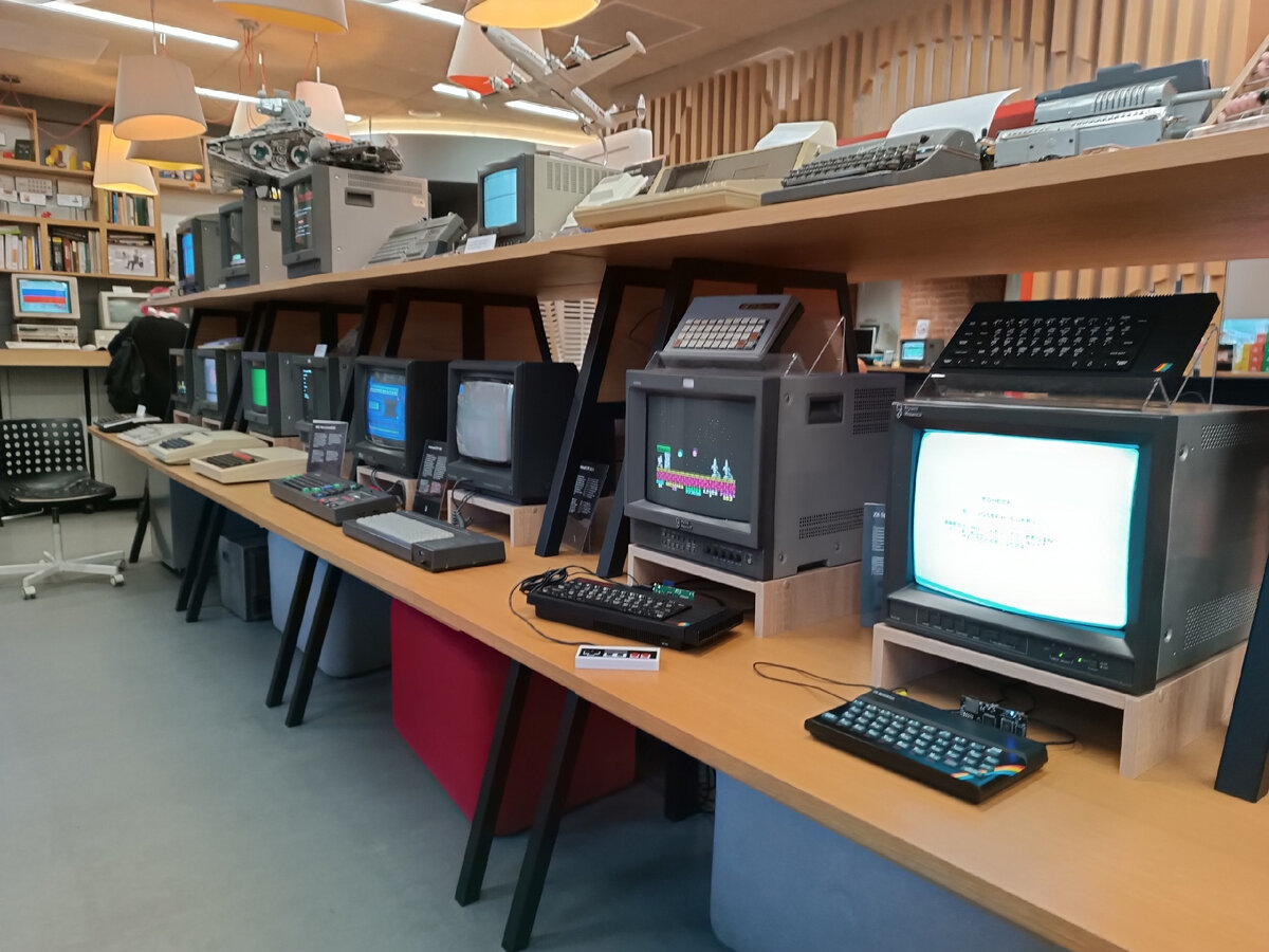 В музее Яндекса много техники, и вся она рабочая и доступна посетителям совершенно бесплатно. Единственное условие - обращаться с раритетами аккуратно и бережно.