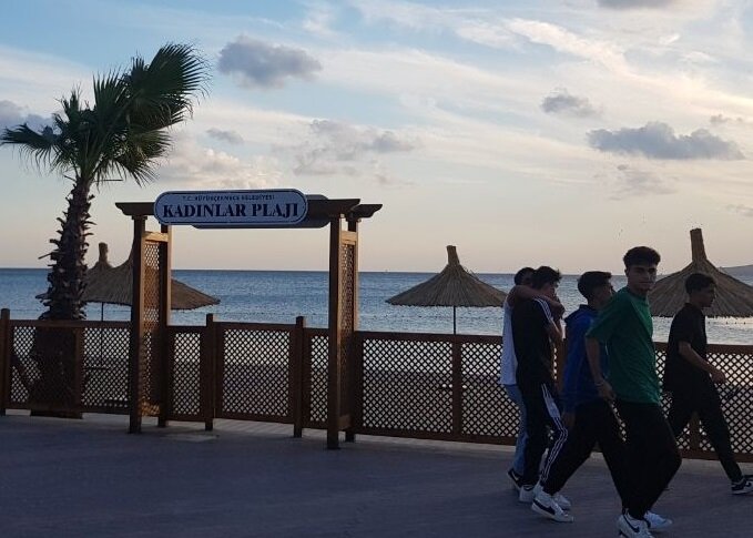 Вход на пляж. Это фото сделано вечером, когда все уже разошлись.