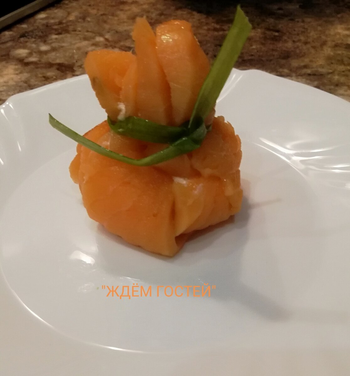 Блинные мешочки с жюльеном из красной рыбы