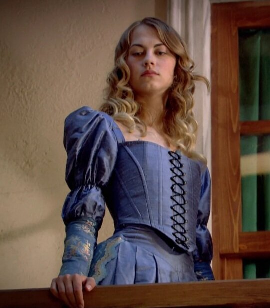 Русская модель Ксения Камкина в роли Тани. Платье с корсетом. Источник фото:  pinterest.com