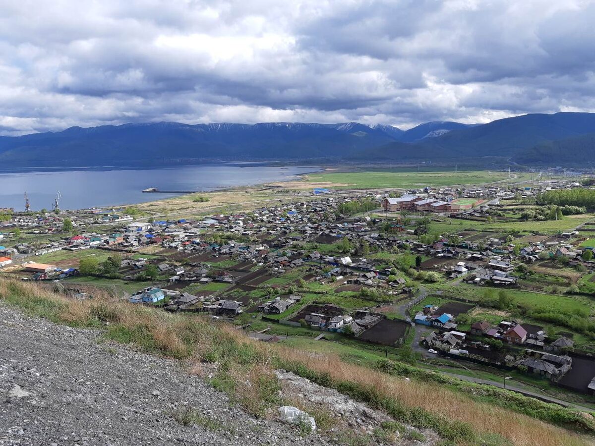 Вид пгт Култук с дорожного серпантина