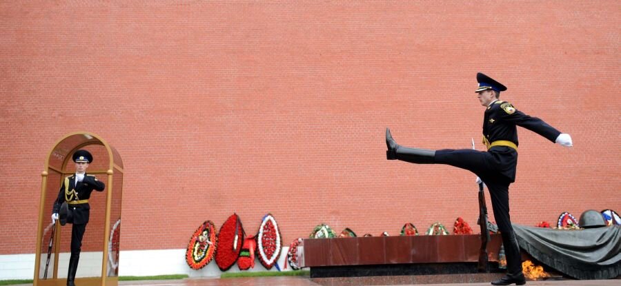 почетный караул мавзолей. пост № 1 у мавзолея ленина 1993. пост 1 мавзолей ленина 1993. почетный караул у мавзолея ленина. почетный караул мавзолей.