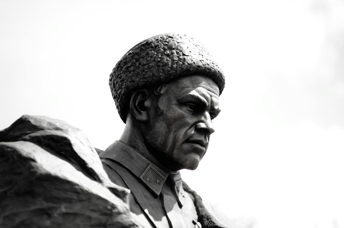 1 легендарный командир башкирской дивизии. Генерал Минигали Шаймуратов. Шаймуратов генерал памятник. Шаймуратов Минигали Мингазович. Минигали Шаймуратов памятник