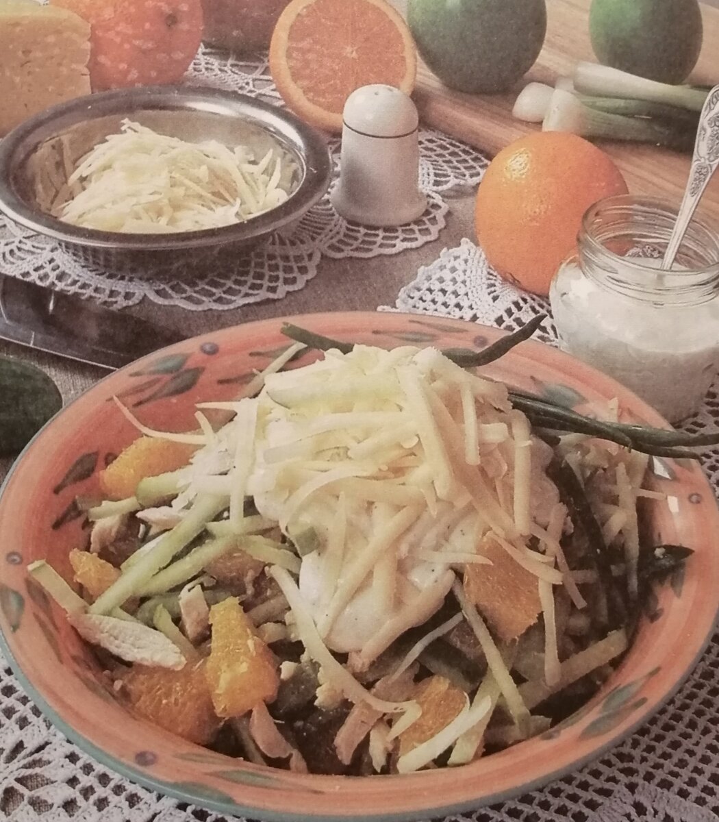 Для приготовления этого салата лучше использовать твердые и острые сорта сыра - они придадут салату пикантный вкус. Йогурт лучше взять нежирный и без фруктовых добавок.